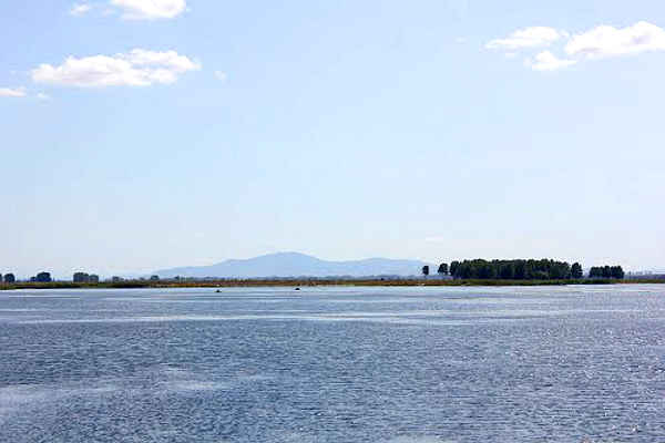 Озеро Кокша и гора Бабырган на горизонте