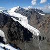Горный Алтай : Путешествие в ущелье Актру (август 2007) : Вид с Караташа. Вдали ледник Большой Актру и вершина Актру 4044 м.