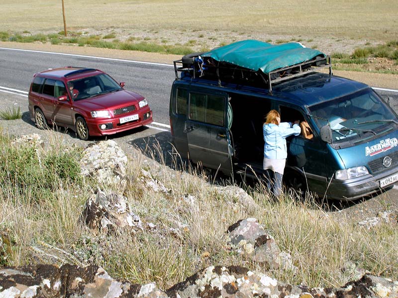 На этом микроавтобусе группа ехала до Кош–Агача