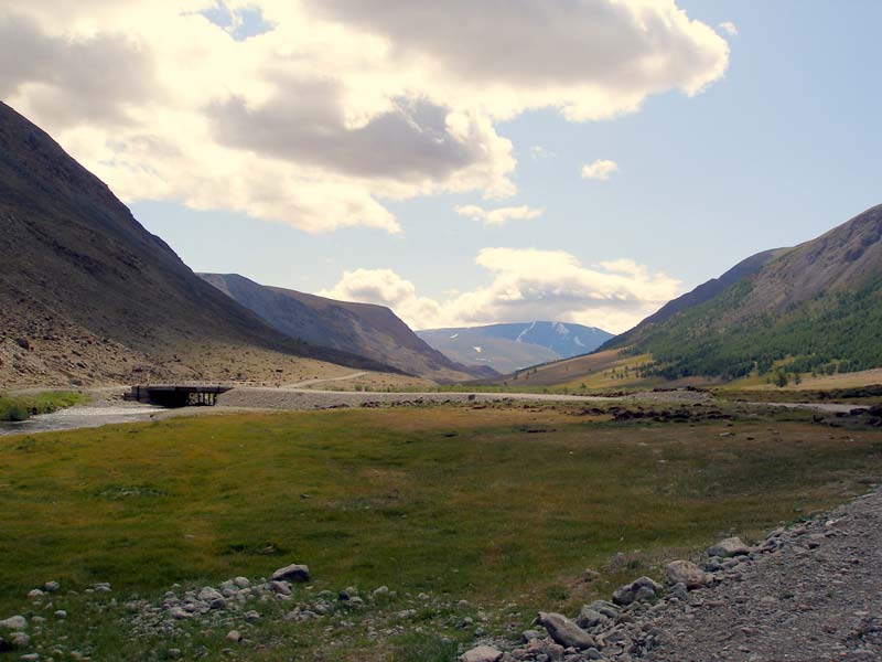 Дорога вдоль реки Тархаты