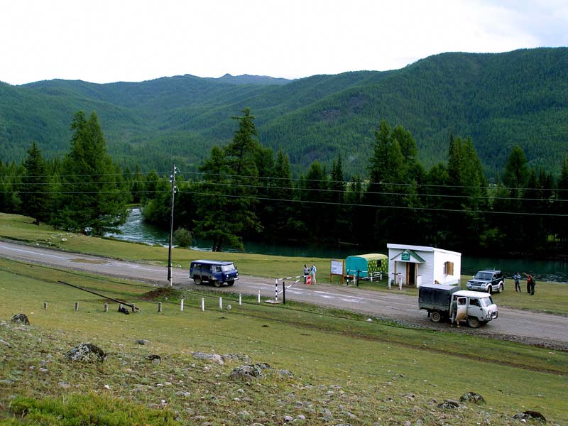 Пост пограничников при въезде в село Джазатор (Беляши),
