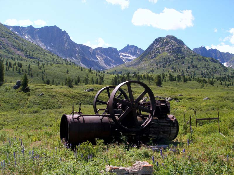 Остатки электростанции Чиндагадуйского молибденового рудника