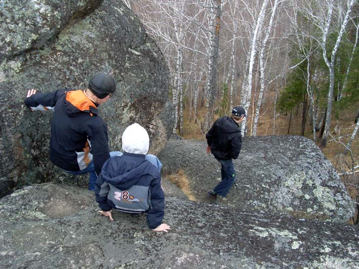 Слезаем со скал на вершине г. Круглой