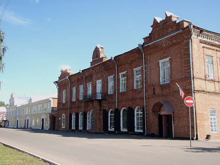Сибирский торговый банк и желтое здание - торговый дом Сычевых, Советская, 3 и 5
