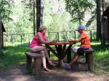 Столик радом с домом