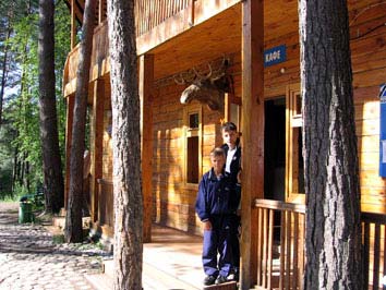 Рядом с зимним кафе