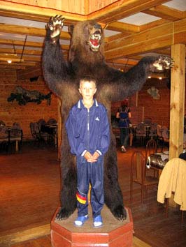 Чучело медведя на входе в кафе