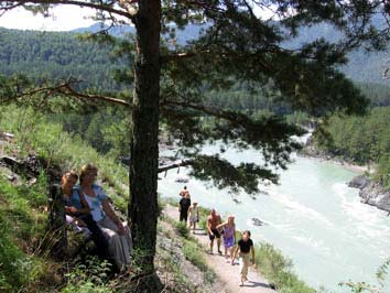 Тропа на вершину горы в Чемале