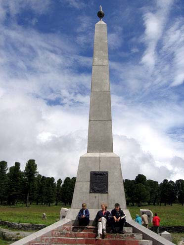 Памятник на Семинском перевале