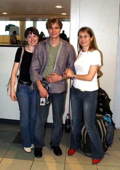 Аэропорт Домодедово, трое (Оля, Валя, Юля) из четверых участников похода, без меня