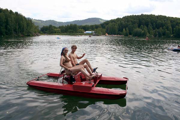 Катамараны на озере Ая