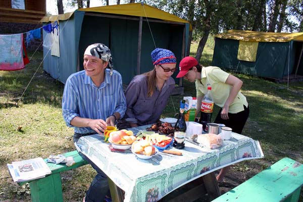 Шашлык, стол накрыт