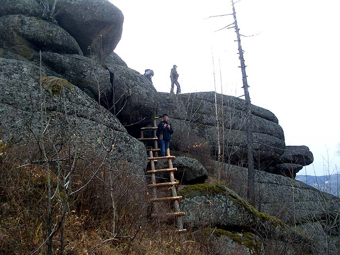 Лесенки к скалам на вершине горы Круглой
