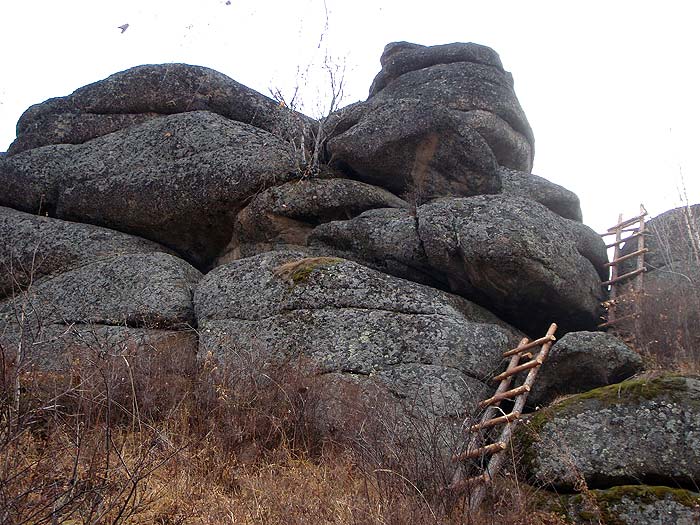 Скалы на вершине горы Круглая