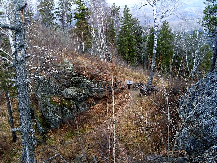 Вид на скамейку со скал на горе Круглой