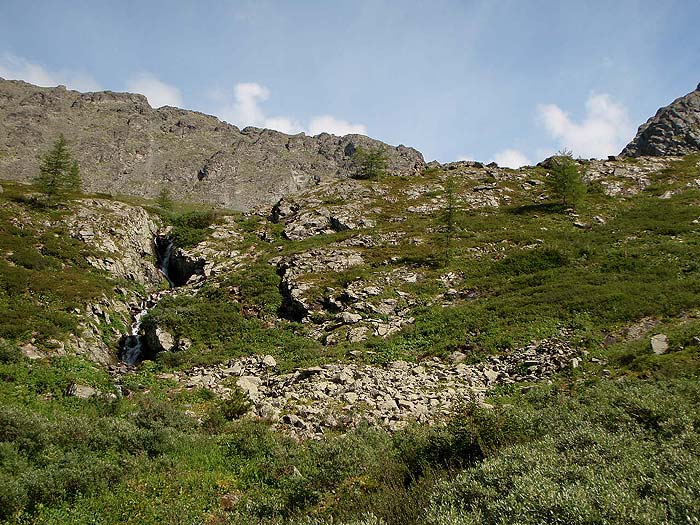 Водопад, начинается от первого озера