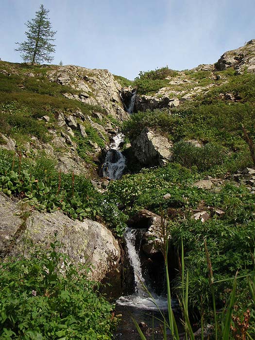 Водопад, начинается от первого озера