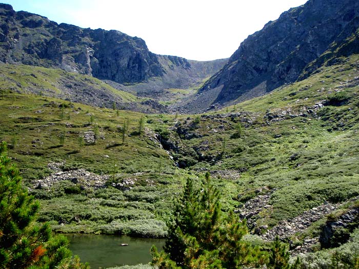 Водопад, стекающий в третье озеро