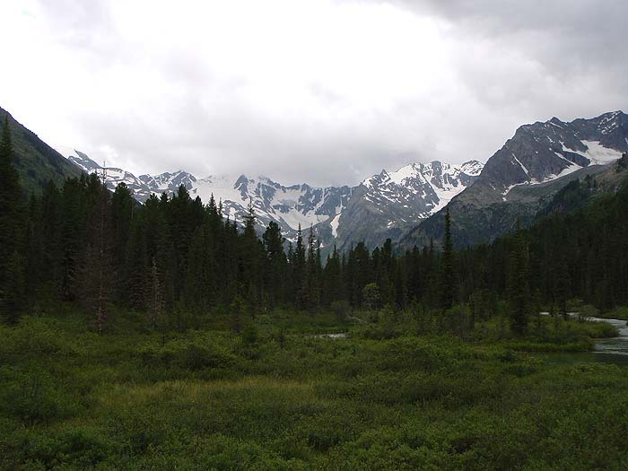 Катунский хребет, у подножья которого лежит Верхнее Мультинское озеро