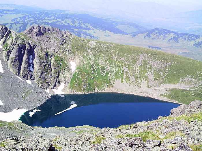 Четвертое озеро. Вид с тропы на вершину
