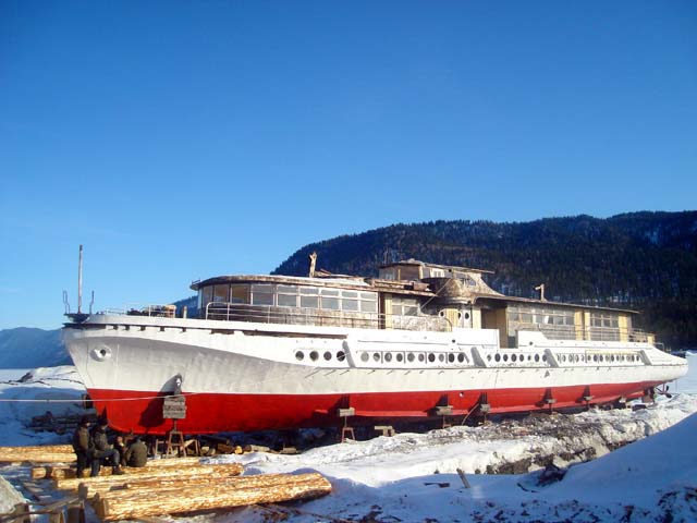 Теплоход Пионер Алтая в марте 2010 года