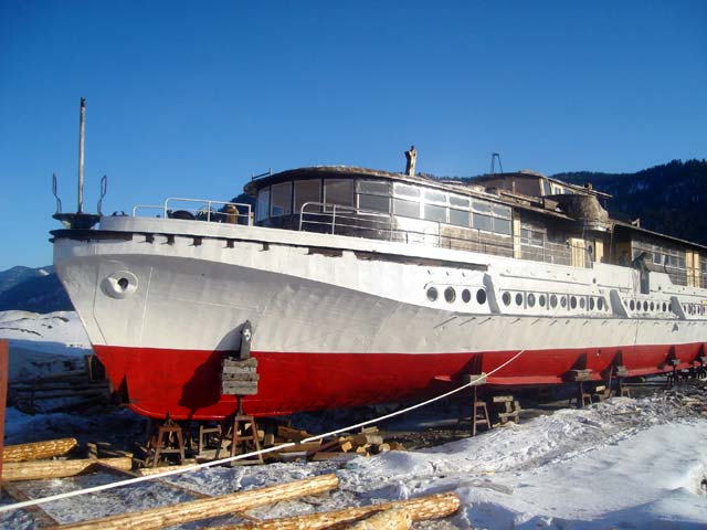 Теплоход Пионер Алтая в марте 2010