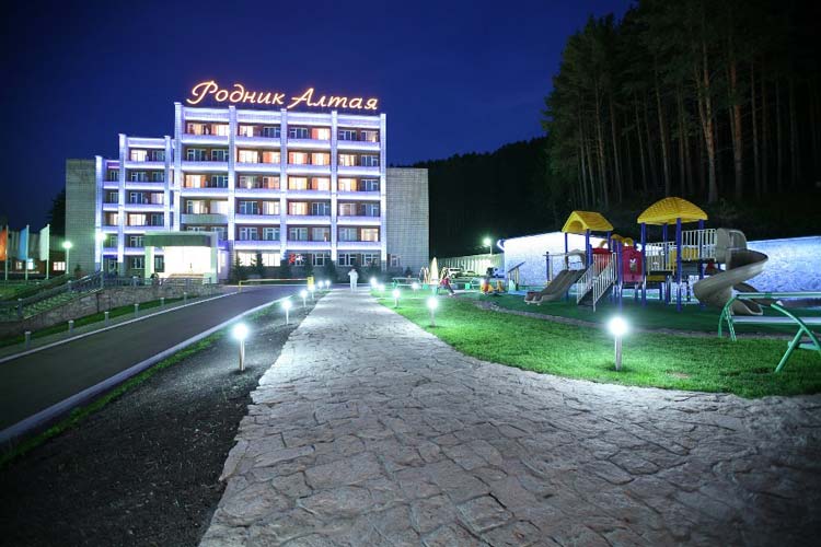 Санаторий при ночном освещении