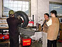 Автопробег по Горному Алтаю (май 2006) : Шиномонтаж в Акташе