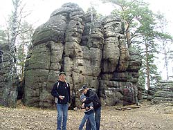 Горный Алтай : Активный отдых в Белокурихе : Два брата балдеют у скалы «Четыре брата» Горный Алтай : Активный отдых в Белокурихе : Два брата балдеют у скалы «Четыре брата»