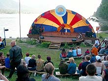 Горный Алтай : Бардовский фестиваль на Телецком озере : Сцена на берегу