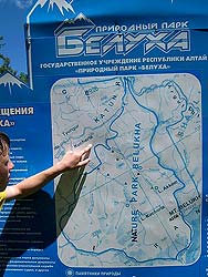Горный Алтай : Отчет о походе  харитоновцев на восток : На Кузуяке у карты