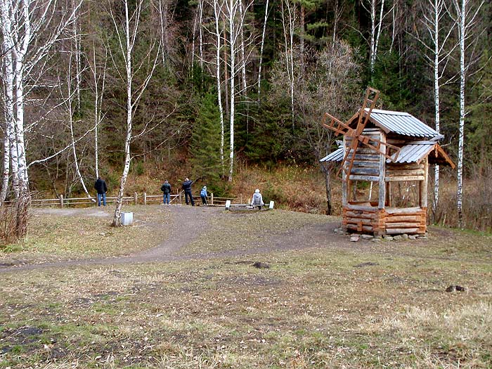 На поляне около плотины