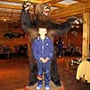 Отдых на турбазе Берель в июле 2005 года : Чучело медведя на входе в кафе