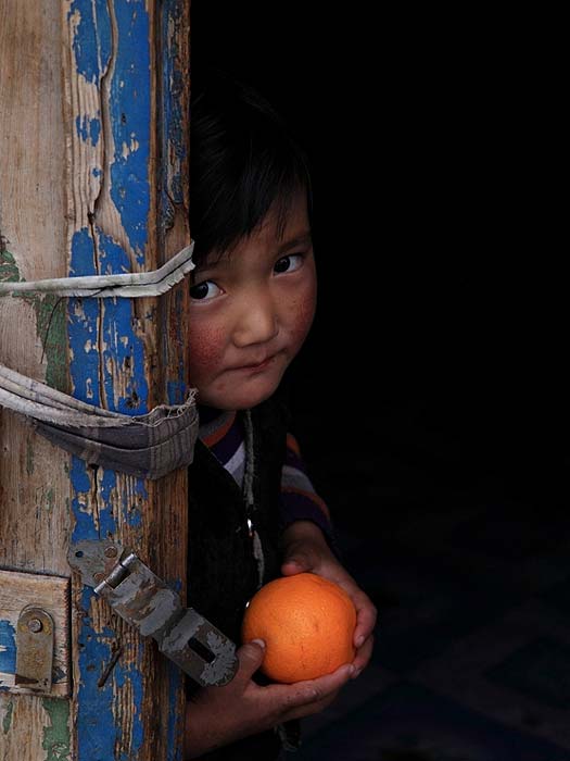 Девочка с апельсином