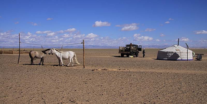 Кочевая стоянка в пустыне