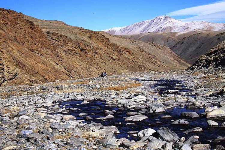 По каменистым руслам - к снежным перевалам