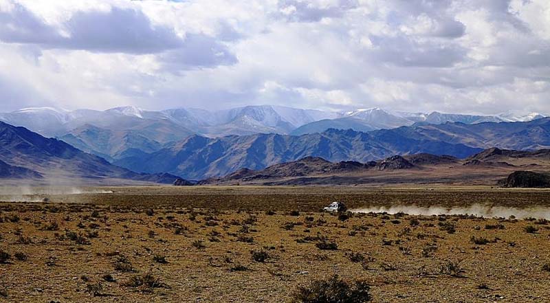 Углубимся в горы и пойдем руслом реки по ущелью