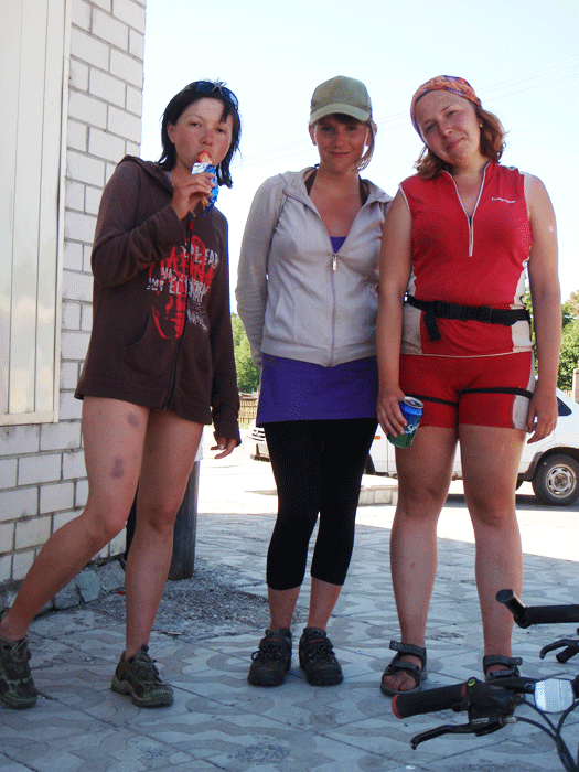 Так велотуристки ходят по магазинам и в кафе