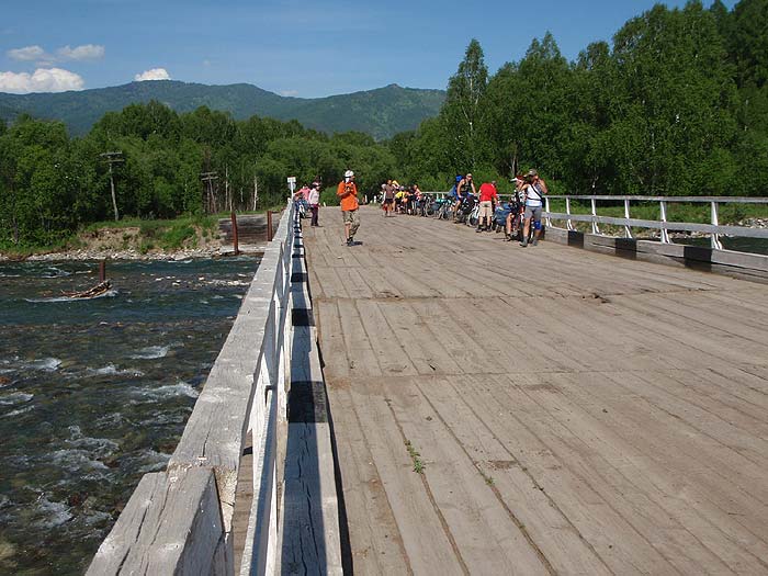На мосту через р. Коргон
