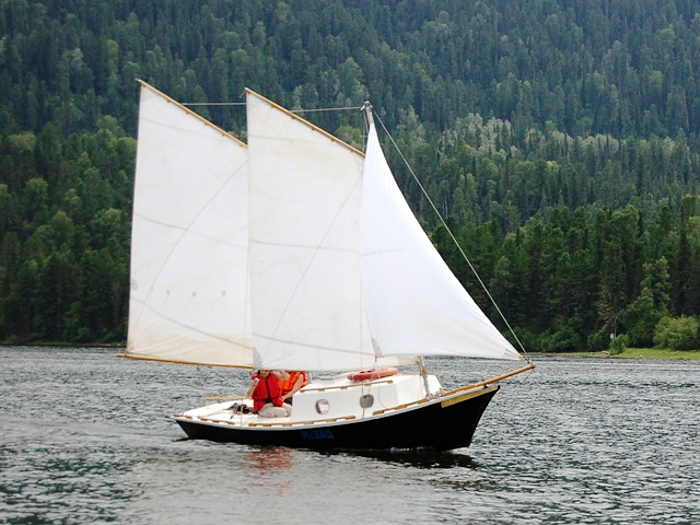 Шхуна «Касатка» на Телецком озере