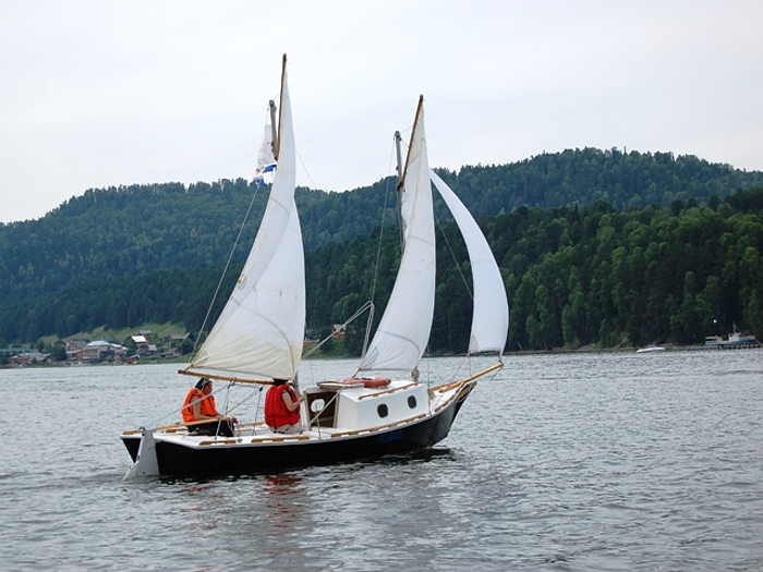 Шхуна «Касатка» на Телецком озере